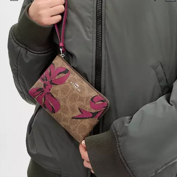 Coach Corner Zip Wristlet in Signature Canvas with Bow Print - Picture 4 of 4